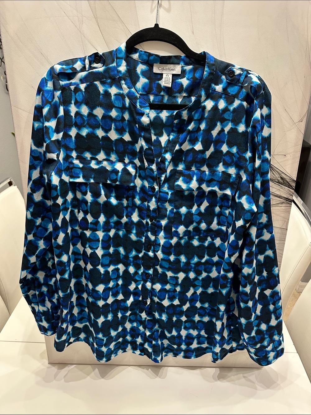 Calvin Klein Blue Geometric Roll-Tab Sleeve Blouse L